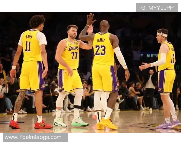 湖人对阵篮网102精彩回顾：明星球员的巅峰对决与战术较量